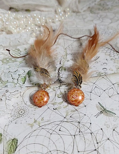 BO Grandes Plumes Ambre mont&eacute;es avec des plumes de Coq trois tons, breloques feuilles torsad&eacute;esl, cabochons en Verre et clips d&rsquo;oreilles en laiton