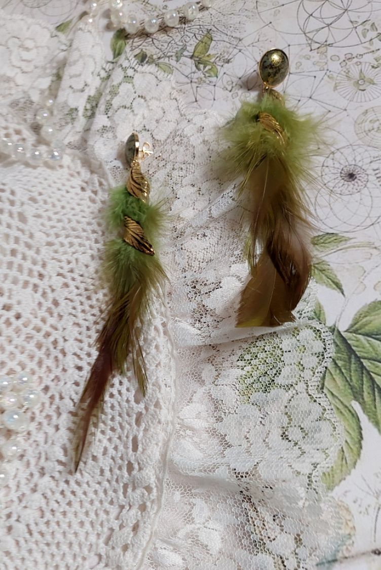 BO Grandes Plumes Vertes mont&eacute;es avec des plumes de Coq effet deux tons Vert et Marron, breloques feuilles torsad&eacute;es Viel Or en M&eacute;tal, cabochons en Verre sur des clous d&rsquo;oreilles Dor&eacute;s en Laiton
