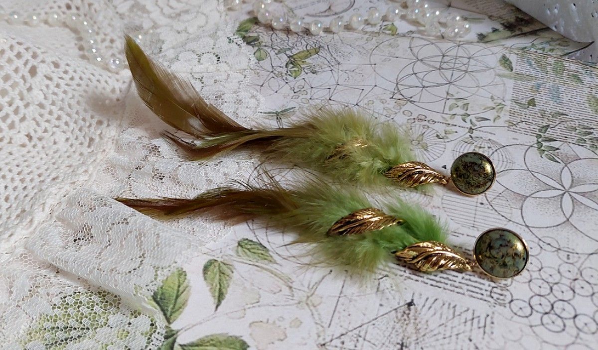 BO Grandes Plumes Vertes mont&eacute;es avec des plumes de Coq effet deux tons Vert et Marron, breloques feuilles torsad&eacute;es Viel Or en M&eacute;tal, cabochons en Verre sur des clous d&rsquo;oreilles Dor&eacute;s en Laiton