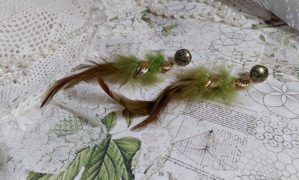 BO Grandes Plumes Vertes mont&eacute;es avec des plumes de Coq effet deux tons Vert et Marron, breloques feuilles torsad&eacute;es Viel Or en M&eacute;tal, cabochons en Verre sur des clous d&rsquo;oreilles Dor&eacute;s en Laiton