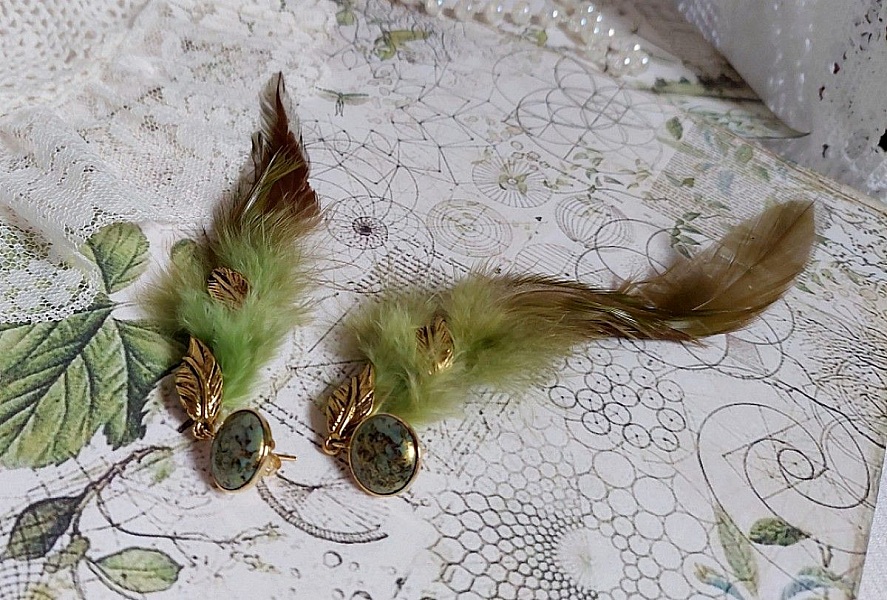 BO Grandes Plumes Vertes mont&eacute;es avec des plumes de Coq effet deux tons Vert et Marron, breloques feuilles torsad&eacute;es Viel Or en M&eacute;tal, cabochons en Verre sur des clous d&rsquo;oreilles Dor&eacute;s en Laiton