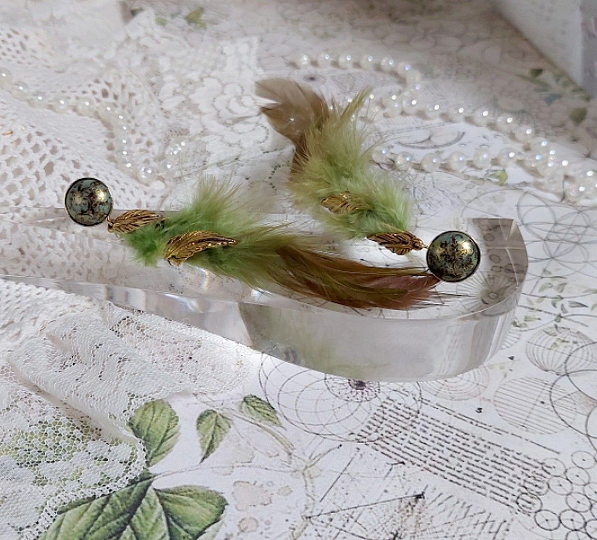 BO Grandes Plumes Vertes mont&eacute;es avec des plumes de Coq effet deux tons Vert et Marron, breloques feuilles torsad&eacute;es Viel Or en M&eacute;tal, cabochons en Verre sur des clous d&rsquo;oreilles Dor&eacute;s en Laiton