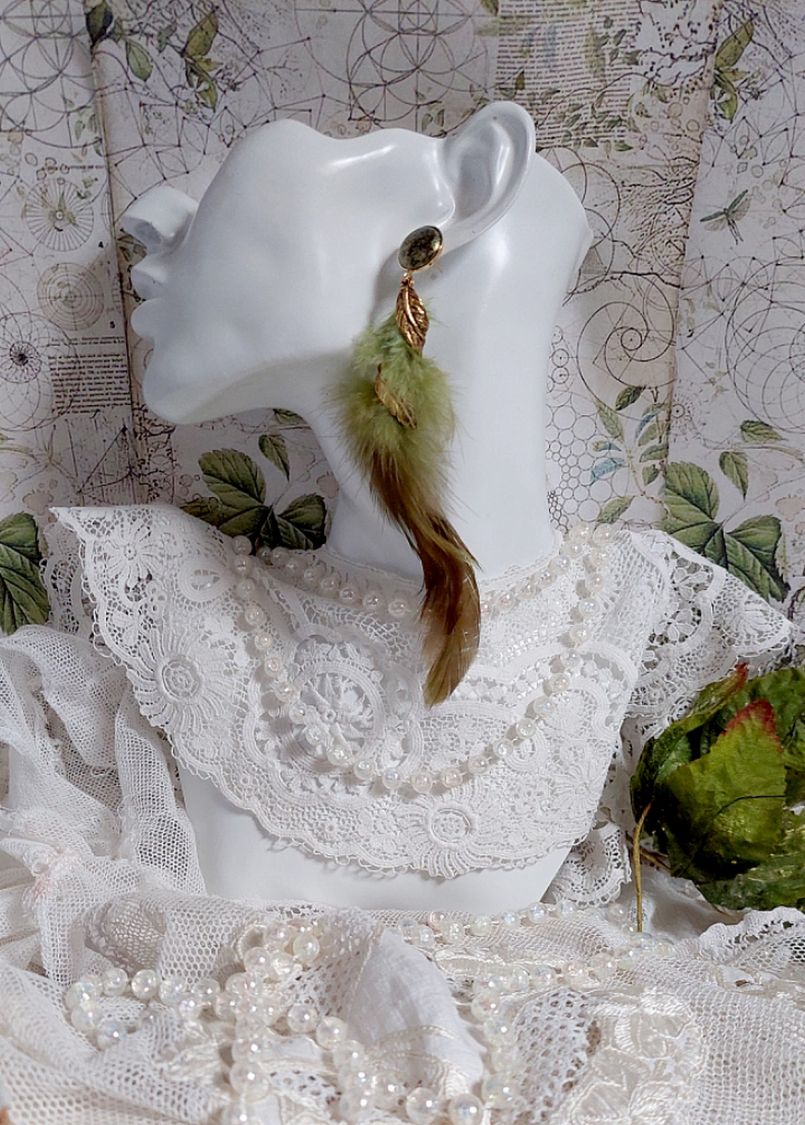 BO Grandes Plumes Vertes mont&eacute;es avec des plumes de Coq effet deux tons Vert et Marron, breloques feuilles torsad&eacute;es Viel Or en M&eacute;tal, cabochons en Verre sur des clous d&rsquo;oreilles Dor&eacute;s en Laiton