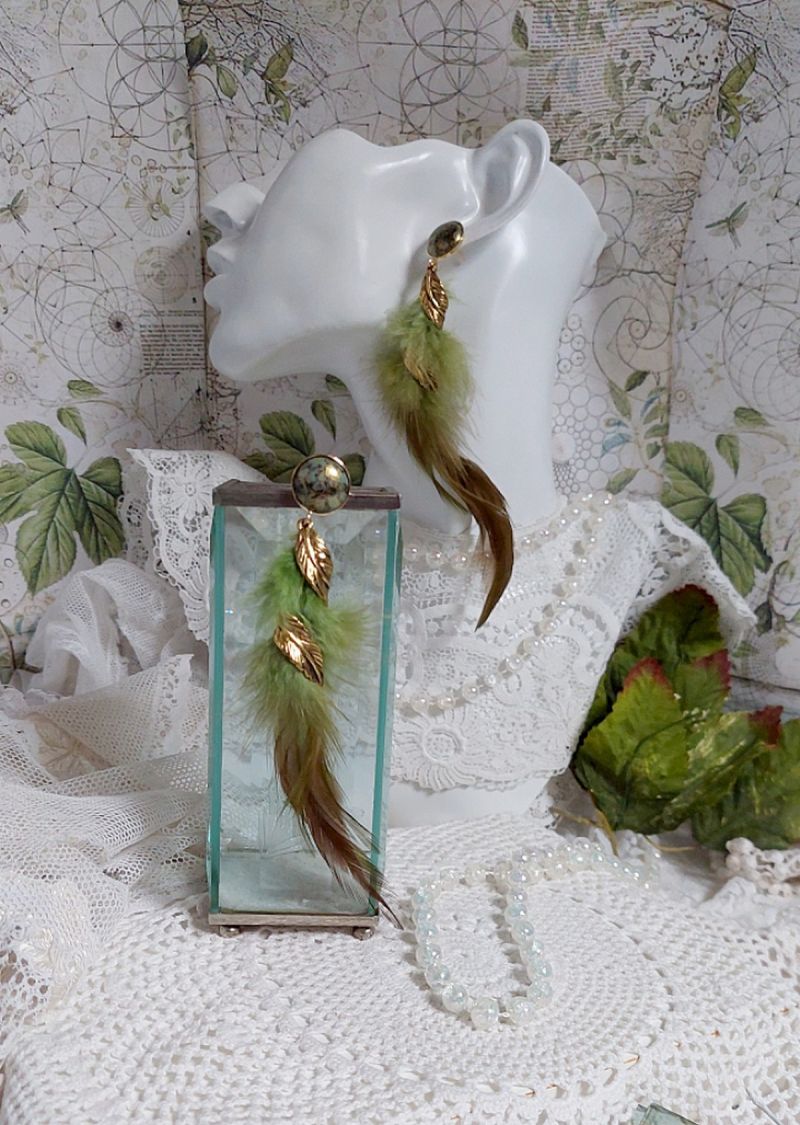 BO Grandes Plumes Vertes mont&eacute;es avec des plumes de Coq effet deux tons Vert et Marron, breloques feuilles torsad&eacute;es Viel Or en M&eacute;tal, cabochons en Verre sur des clous d&rsquo;oreilles Dor&eacute;s en Laiton