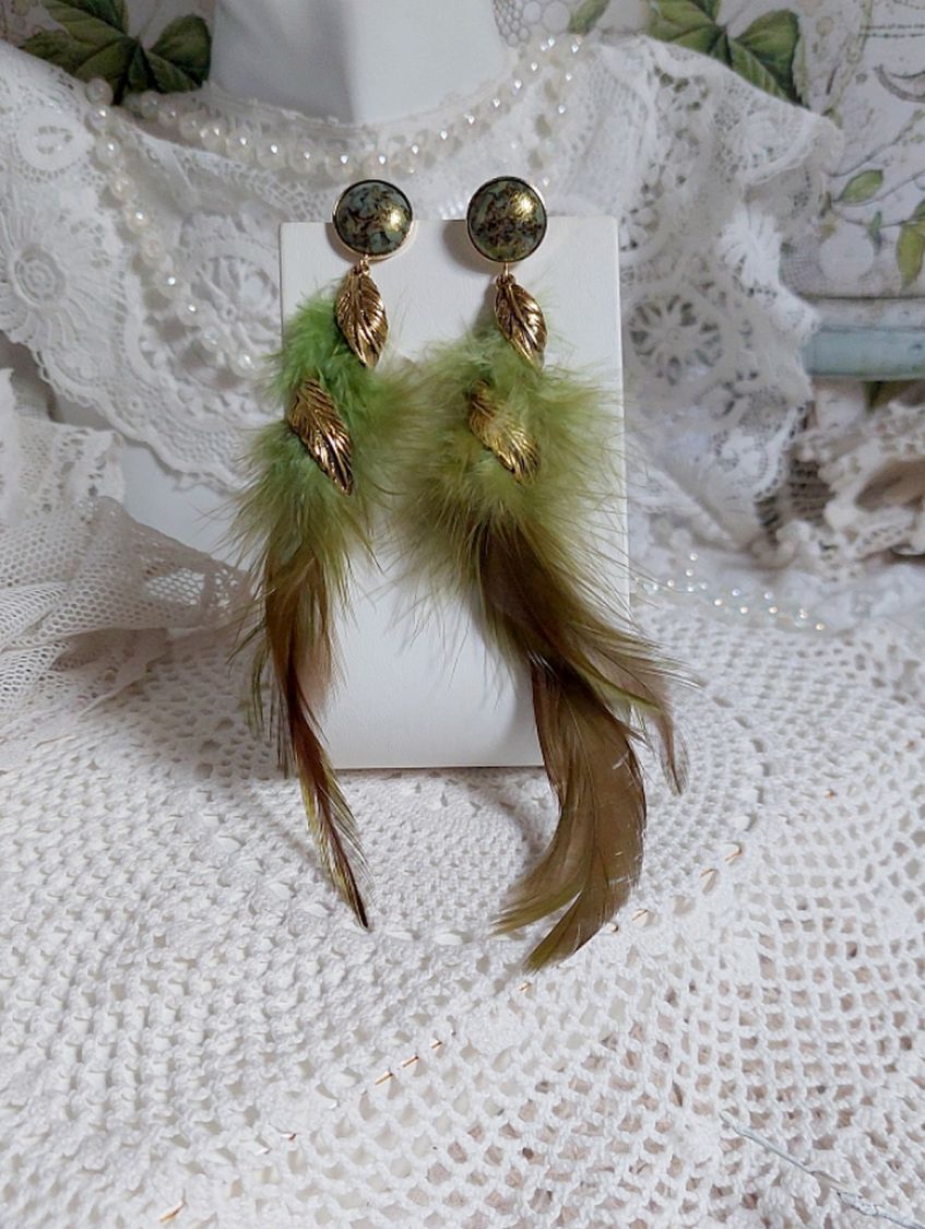 BO Grandes Plumes Vertes mont&eacute;es avec des plumes de Coq effet deux tons Vert et Marron, breloques feuilles torsad&eacute;es Viel Or en M&eacute;tal, cabochons en Verre sur des clous d&rsquo;oreilles Dor&eacute;s en Laiton
