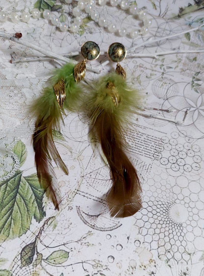 BO Grandes Plumes Vertes mont&eacute;es avec des plumes de Coq effet deux tons Vert et Marron, breloques feuilles torsad&eacute;es Viel Or en M&eacute;tal, cabochons en Verre sur des clous d&rsquo;oreilles Dor&eacute;s en Laiton