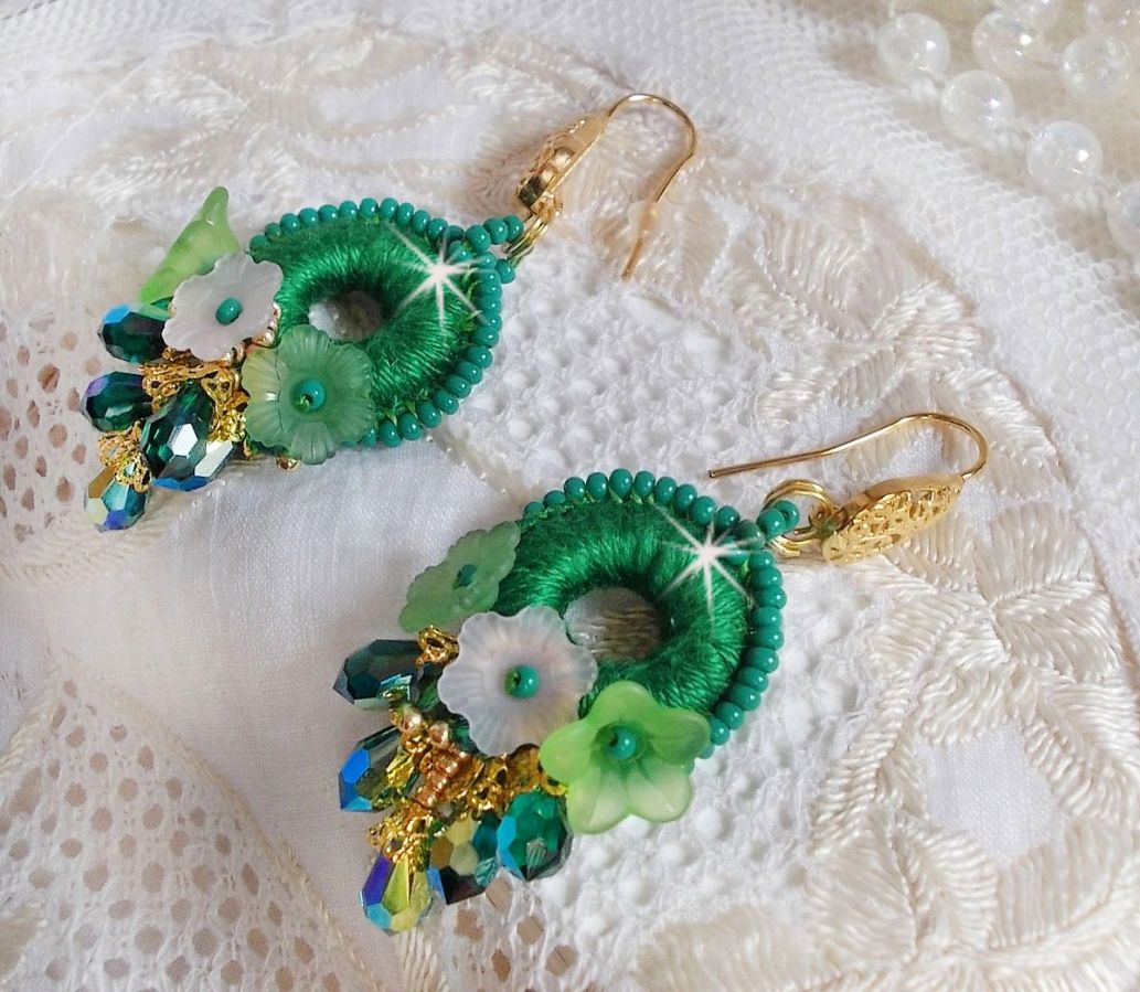 BO Green Iris brod&eacute;es avec du coton DMC Vert sur des anneaux en bois &agrave; laquelle s&rsquo;ajoute des gouttes en cristal, fleurs lucites et rocailles. Mont&eacute;s sur boucles en Laiton. Un style Contemporain !