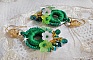 BO Green Iris brod&eacute;es avec du coton DMC Vert sur des anneaux en bois &agrave; laquelle s&rsquo;ajoute des gouttes en cristal, fleurs lucites et rocailles. Mont&eacute;s sur boucles en Laiton. Un style Contemporain !