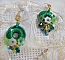 BO Green Iris brod&eacute;es avec du coton DMC Vert sur des anneaux en bois &agrave; laquelle s&rsquo;ajoute des gouttes en cristal, fleurs lucites et rocailles. Mont&eacute;s sur boucles en Laiton. Un style Contemporain !