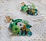 BO Green Iris brod&eacute;es avec du coton DMC Vert sur des anneaux en bois &agrave; laquelle s&rsquo;ajoute des gouttes en cristal, fleurs lucites et rocailles. Mont&eacute;s sur boucles en Laiton. Un style Contemporain !