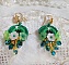BO Green Iris brod&eacute;es avec du coton DMC Vert sur des anneaux en bois &agrave; laquelle s&rsquo;ajoute des gouttes en cristal, fleurs lucites et rocailles. Mont&eacute;s sur boucles en Laiton. Un style Contemporain !
