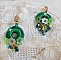 BO Green Iris brod&eacute;es avec du coton DMC Vert sur des anneaux en bois &agrave; laquelle s&rsquo;ajoute des gouttes en cristal, fleurs lucites et rocailles. Mont&eacute;s sur boucles en Laiton. Un style Contemporain !
