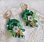 BO Green Iris brod&eacute;es avec du coton DMC Vert sur des anneaux en bois &agrave; laquelle s&rsquo;ajoute des gouttes en cristal, fleurs lucites et rocailles. Mont&eacute;s sur boucles en Laiton. Un style Contemporain !