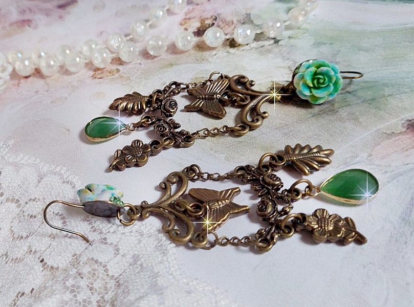 BO Green Palace cr&eacute;&eacute;es avec, des charms breloques, estampes, cabochons roses et pendants facett&eacute;s en verre