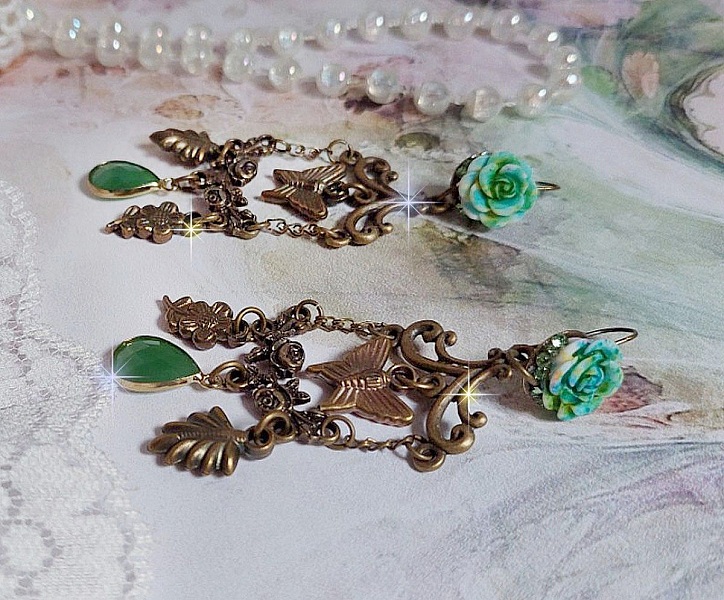 BO Green Palace cr&eacute;&eacute;es avec, des charms breloques, estampes, cabochons roses et pendants facett&eacute;s en verre