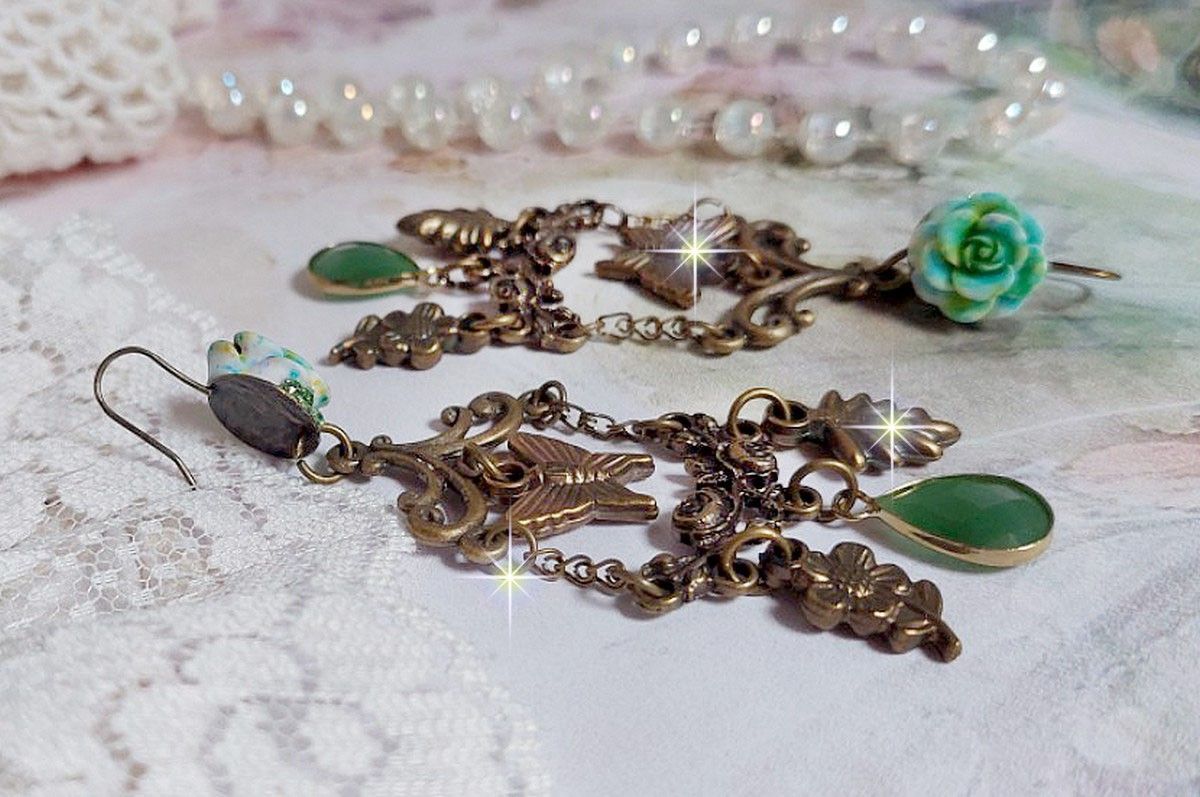BO Green Palace cr&eacute;&eacute;es avec, des charms breloques, estampes, cabochons roses et pendants facett&eacute;s en verre