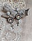 BO Grichou Steampunk avec cabochons verres, strass, howlite, breloques, estampes et clous d'oreilles