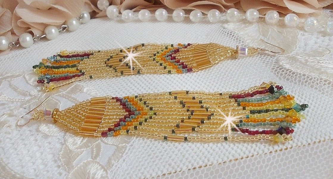 BO Happy Summer mont&eacute;es avec des rocailles et tubes aux couleurs de Jaune, Bleu, Rubis, Vert, Topaz, Dor&eacute; et Cristal &agrave; laquelle s&rsquo;ajoute des cubes et toupies en Cristal, rondelles Dor&eacute;es sur crochets 