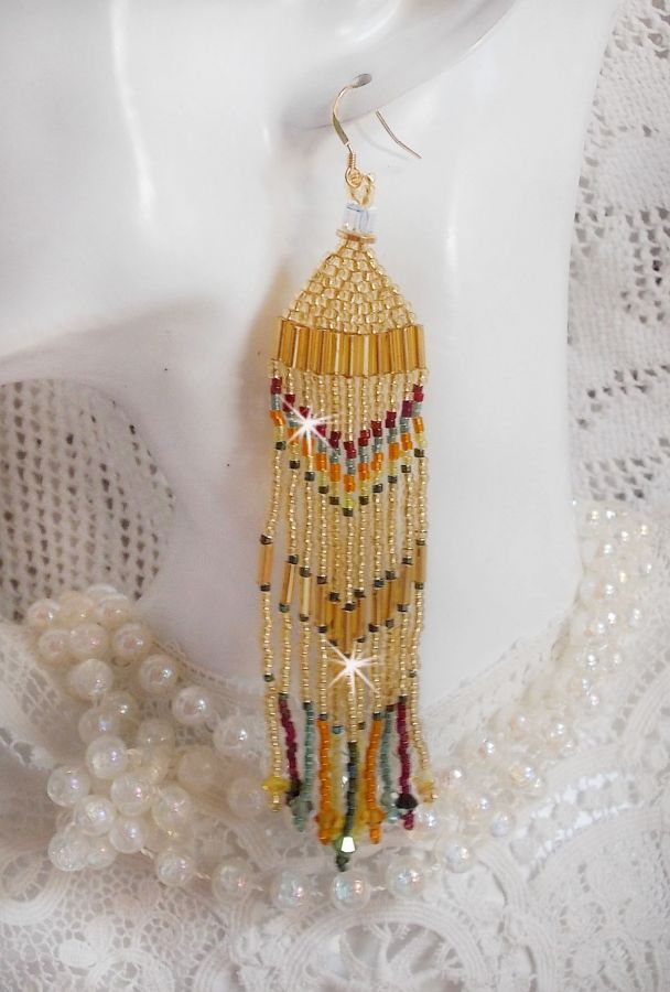 BO Happy Summer mont&eacute;es avec des rocailles et tubes aux couleurs de Jaune, Bleu, Rubis, Vert, Topaz, Dor&eacute; et Cristal &agrave; laquelle s&rsquo;ajoute des cubes et toupies en Cristal, rondelles Dor&eacute;es sur crochets 