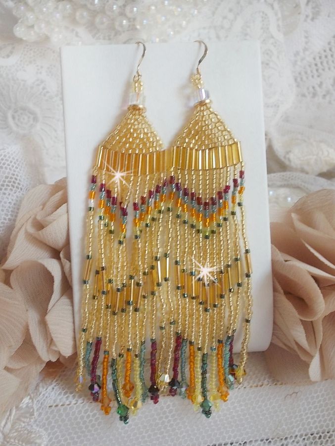 BO Happy Summer mont&eacute;es avec des rocailles et tubes aux couleurs de Jaune, Bleu, Rubis, Vert, Topaz, Dor&eacute; et Cristal &agrave; laquelle s&rsquo;ajoute des cubes et toupies en Cristal, rondelles Dor&eacute;es sur crochets 