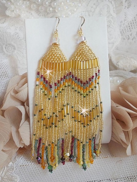 BO Happy Summer mont&eacute;es avec des rocailles et tubes aux couleurs de Jaune, Bleu, Rubis, Vert, Topaz, Dor&eacute; et Cristal &agrave; laquelle s&rsquo;ajoute des cubes et toupies en Cristal, rondelles Dor&eacute;es sur crochets 