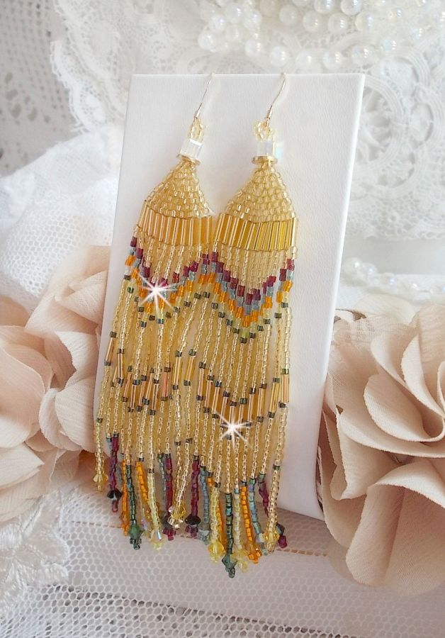 BO Happy Summer mont&eacute;es avec des rocailles et tubes aux couleurs de Jaune, Bleu, Rubis, Vert, Topaz, Dor&eacute; et Cristal &agrave; laquelle s&rsquo;ajoute des cubes et toupies en Cristal, rondelles Dor&eacute;es sur crochets 