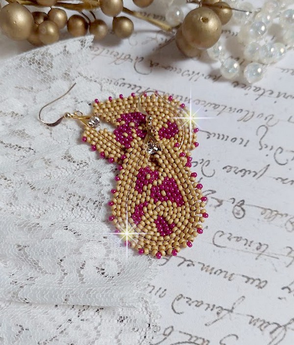 BO Holidays aux teintes color&eacute;es de Beige et Fuchsia inspir&eacute;es des belles vacances. Mont&eacute;es avec des rocailles en Verre sur supports de boucles gouttes, cristaux et crochets Gold Filled 14 carats