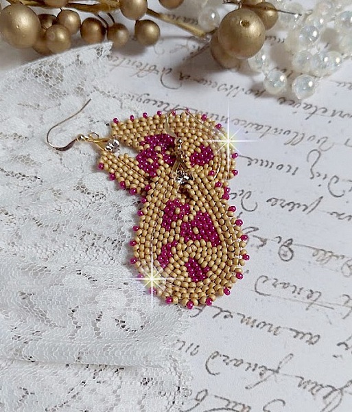 BO Holidays aux teintes color&eacute;es de Beige et Fuchsia inspir&eacute;es des belles vacances. Mont&eacute;es avec des rocailles en Verre sur supports de boucles gouttes, cristaux et crochets Gold Filled 14 carats