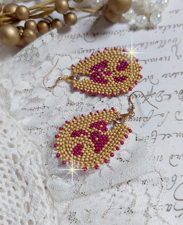BO Holidays aux teintes color&eacute;es de Beige et Fuchsia inspir&eacute;es des belles vacances. Mont&eacute;es avec des rocailles en Verre sur supports de boucles gouttes, cristaux et crochets Gold Filled 14 carats