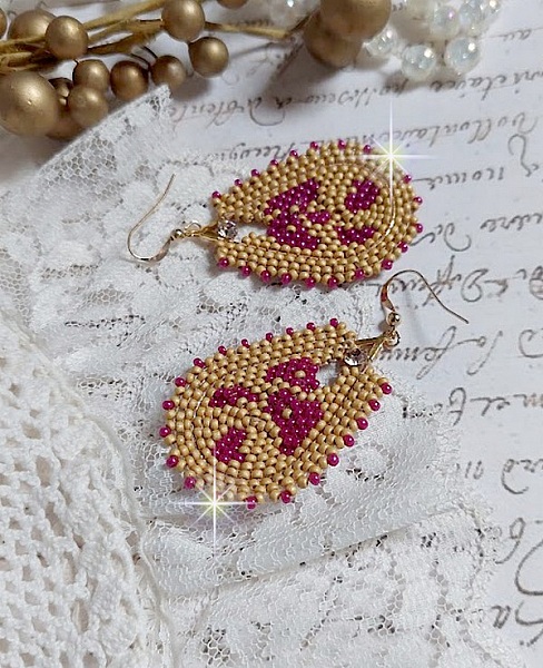 BO Holidays aux teintes color&eacute;es de Beige et Fuchsia inspir&eacute;es des belles vacances. Mont&eacute;es avec des rocailles en Verre sur supports de boucles gouttes, cristaux et crochets Gold Filled 14 carats