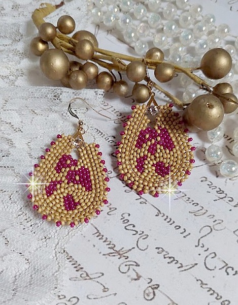 BO Holidays aux teintes color&eacute;es de Beige et Fuchsia inspir&eacute;es des belles vacances. Mont&eacute;es avec des rocailles en Verre sur supports de boucles gouttes, cristaux et crochets Gold Filled 14 carats