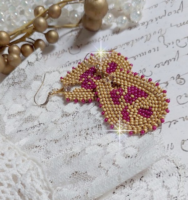 BO Holidays aux teintes color&eacute;es de Beige et Fuchsia inspir&eacute;es des belles vacances. Mont&eacute;es avec des rocailles en Verre sur supports de boucles gouttes, cristaux et crochets Gold Filled 14 carats