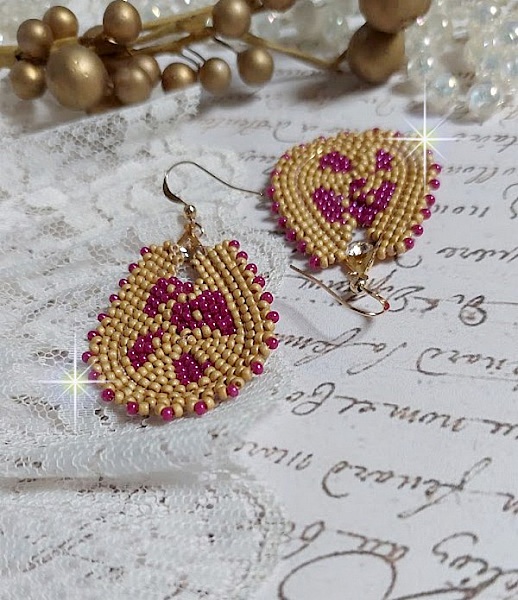 BO Holidays aux teintes color&eacute;es de Beige et Fuchsia inspir&eacute;es des belles vacances. Mont&eacute;es avec des rocailles en Verre sur supports de boucles gouttes, cristaux et crochets Gold Filled 14 carats