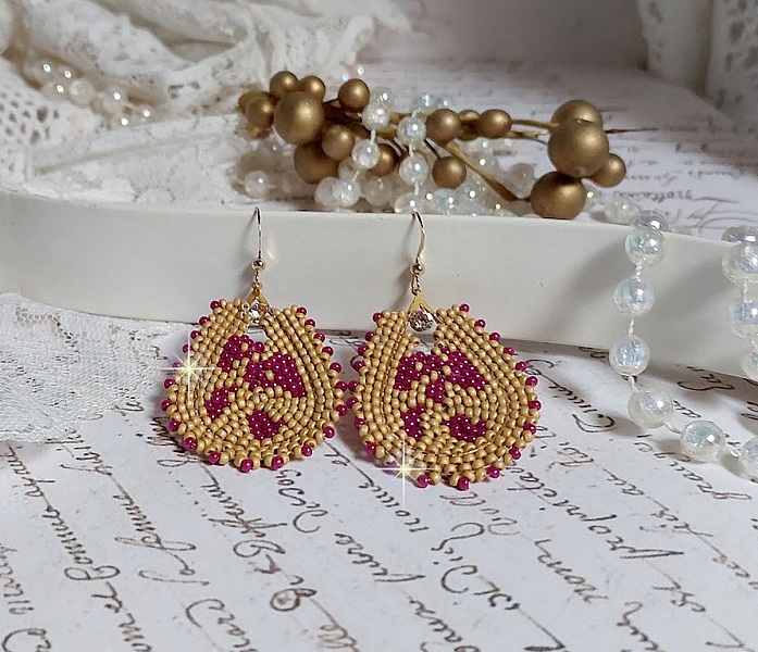 BO Holidays aux teintes color&eacute;es de Beige et Fuchsia inspir&eacute;es des belles vacances. Mont&eacute;es avec des rocailles en Verre sur supports de boucles gouttes, cristaux et crochets Gold Filled 14 carats