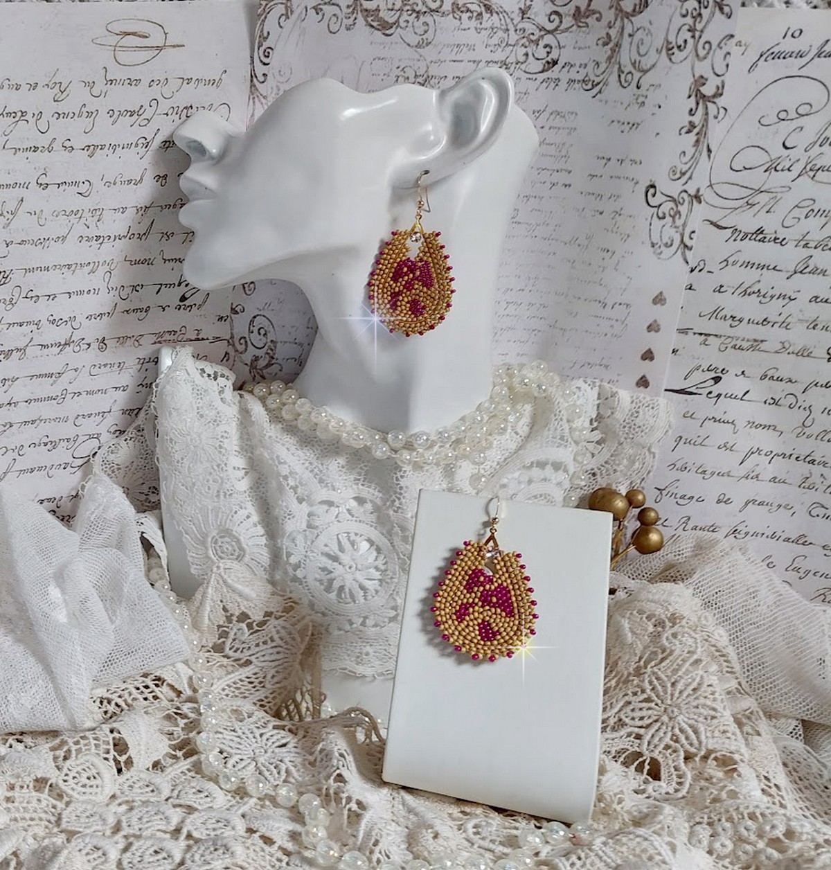 BO Holidays aux teintes color&eacute;es de Beige et Fuchsia inspir&eacute;es des belles vacances. Mont&eacute;es avec des rocailles en Verre sur supports de boucles gouttes, cristaux et crochets Gold Filled 14 carats
