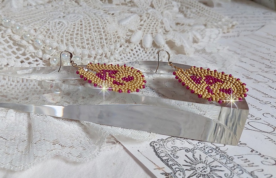 BO Holidays aux teintes color&eacute;es de Beige et Fuchsia inspir&eacute;es des belles vacances. Mont&eacute;es avec des rocailles en Verre sur supports de boucles gouttes, cristaux et crochets Gold Filled 14 carats