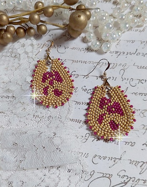 BO Holidays aux teintes color&eacute;es de Beige et Fuchsia inspir&eacute;es des belles vacances. Mont&eacute;es avec des rocailles en Verre sur supports de boucles gouttes, cristaux et crochets Gold Filled 14 carats