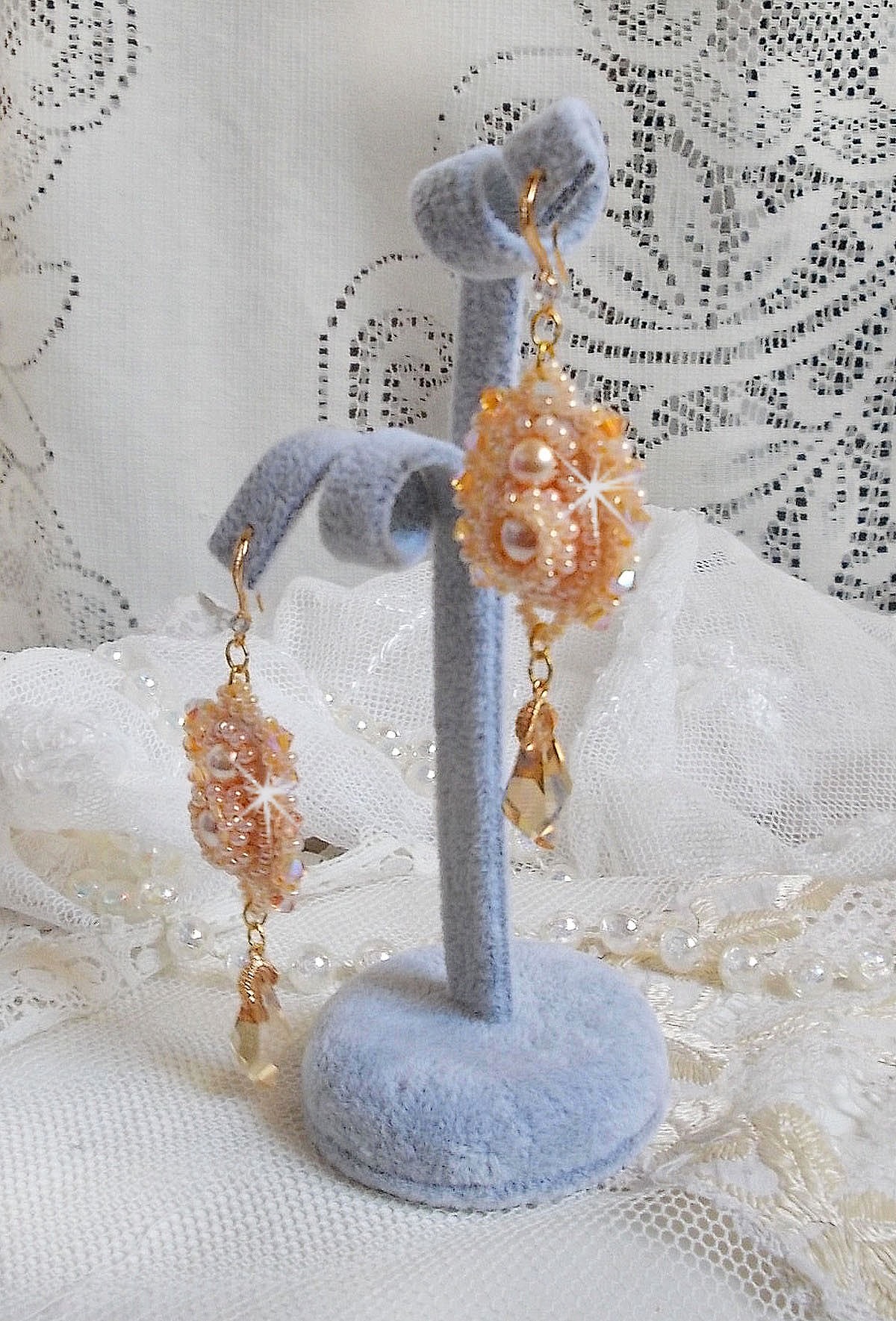 BO Idylle Beauty brod&eacute;es avec des perles rondes nacr&eacute;es, toupies, gouttes polygones en Cristal &agrave; laquelle s'ajoute des rocailles de qualit&eacute; P&ecirc;che et Saumon avec des crochets d'oreilles en plaqu&eacute; Or  