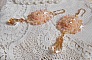 BO Idylle Beauty brod&eacute;es avec des perles rondes nacr&eacute;es, toupies, gouttes polygones en Cristal &agrave; laquelle s'ajoute des rocailles de qualit&eacute; P&ecirc;che et Saumon avec des crochets d'oreilles en plaqu&eacute; Or  