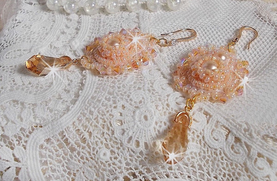 BO Idylle Beauty brod&eacute;es avec des perles rondes nacr&eacute;es, toupies, gouttes polygones en Cristal &agrave; laquelle s'ajoute des rocailles de qualit&eacute; P&ecirc;che et Saumon avec des crochets d'oreilles en plaqu&eacute; Or  