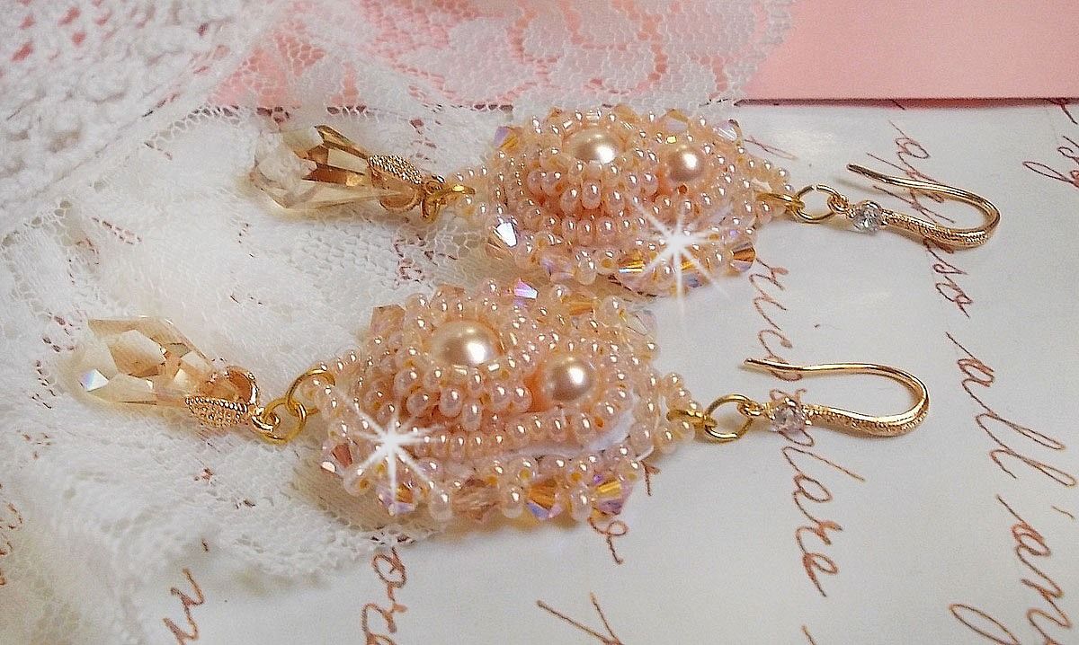 BO Idylle Beauty brod&eacute;es avec des perles rondes nacr&eacute;es, toupies, gouttes polygones en Cristal &agrave; laquelle s'ajoute des rocailles de qualit&eacute; P&ecirc;che et Saumon avec des crochets d'oreilles en plaqu&eacute; Or  