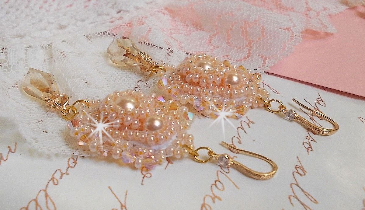 BO Idylle Beauty brod&eacute;es avec des perles rondes nacr&eacute;es, toupies, gouttes polygones en Cristal &agrave; laquelle s'ajoute des rocailles de qualit&eacute; P&ecirc;che et Saumon avec des crochets d'oreilles en plaqu&eacute; Or  