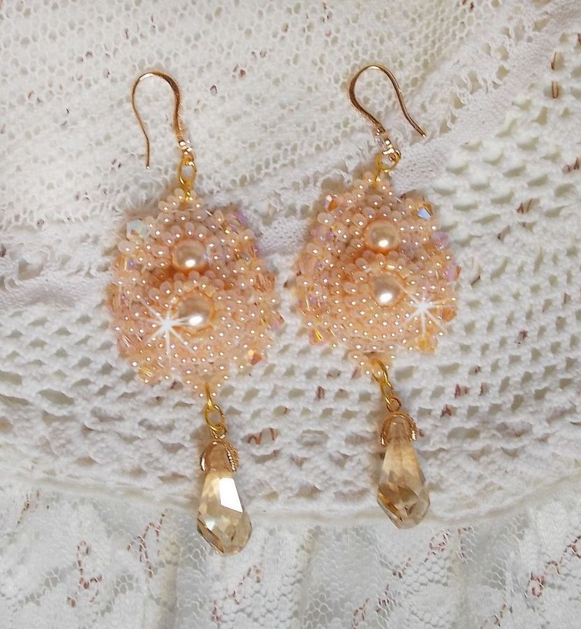 BO Idylle Beauty brod&eacute;es avec des perles rondes nacr&eacute;es, toupies, gouttes polygones en Cristal &agrave; laquelle s'ajoute des rocailles de qualit&eacute; P&ecirc;che et Saumon avec des crochets d'oreilles en plaqu&eacute; Or  