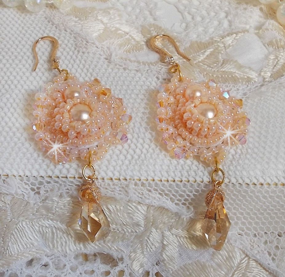 BO Idylle Beauty brod&eacute;es avec des perles rondes nacr&eacute;es, toupies, gouttes polygones en Cristal &agrave; laquelle s'ajoute des rocailles de qualit&eacute; P&ecirc;che et Saumon avec des crochets d'oreilles en plaqu&eacute; Or  