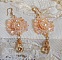 BO Idylle Beauty brod&eacute;es avec des perles rondes nacr&eacute;es, toupies, gouttes polygones en Cristal &agrave; laquelle s'ajoute des rocailles de qualit&eacute; P&ecirc;che et Saumon avec des crochets d'oreilles en plaqu&eacute; Or  