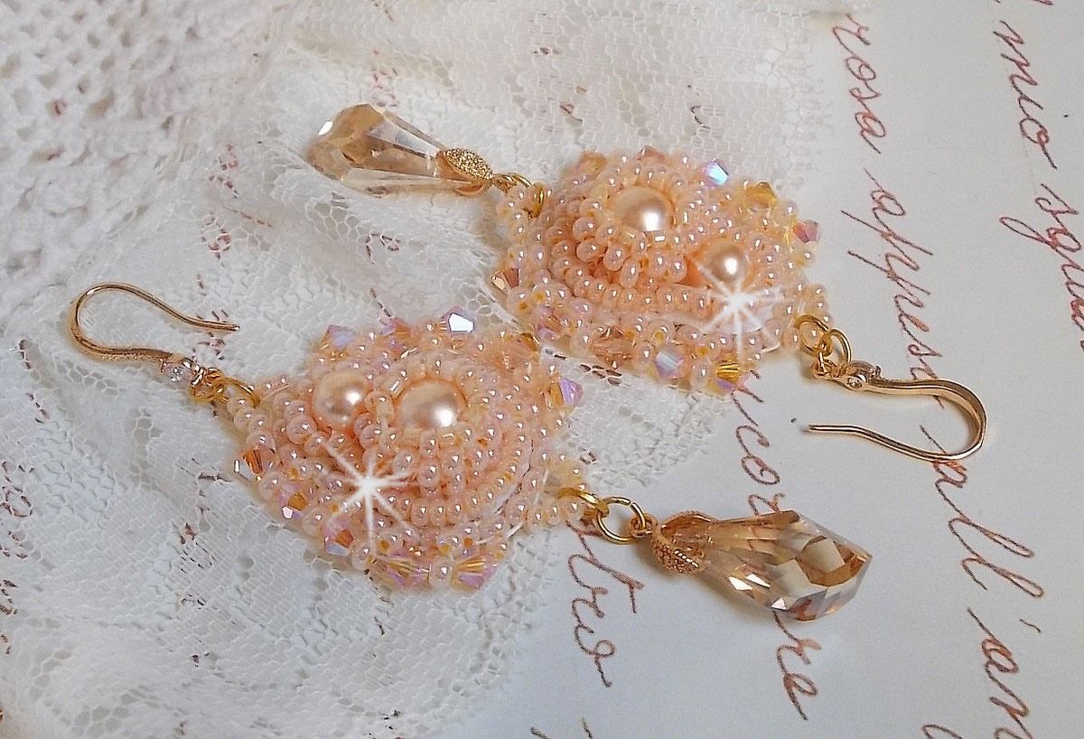 BO Idylle Beauty brod&eacute;es avec des perles rondes nacr&eacute;es, toupies, gouttes polygones en Cristal &agrave; laquelle s'ajoute des rocailles de qualit&eacute; P&ecirc;che et Saumon avec des crochets d'oreilles en plaqu&eacute; Or  