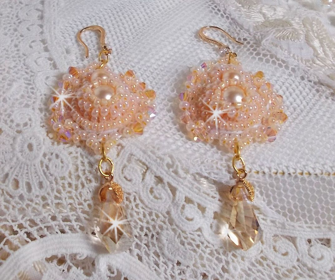 BO Idylle Beauty brod&eacute;es avec des perles rondes nacr&eacute;es, toupies, gouttes polygones en Cristal &agrave; laquelle s'ajoute des rocailles de qualit&eacute; P&ecirc;che et Saumon avec des crochets d'oreilles en plaqu&eacute; Or  