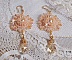 BO Idylle Beauty brod&eacute;es avec des perles rondes nacr&eacute;es, toupies, gouttes polygones en Cristal &agrave; laquelle s'ajoute des rocailles de qualit&eacute; P&ecirc;che et Saumon avec des crochets d'oreilles en plaqu&eacute; Or  