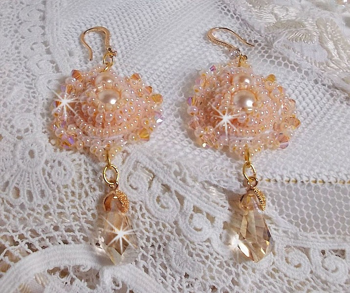 BO Idylle Beauty brod&eacute;es avec des perles rondes nacr&eacute;es, toupies, gouttes polygones en Cristal &agrave; laquelle s'ajoute des rocailles de qualit&eacute; P&ecirc;che et Saumon avec des crochets d'oreilles en plaqu&eacute; Or  