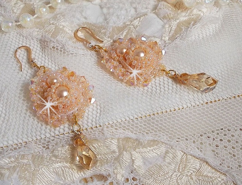 BO Idylle Beauty brod&eacute;es avec des perles rondes nacr&eacute;es, toupies, gouttes polygones en Cristal &agrave; laquelle s'ajoute des rocailles de qualit&eacute; P&ecirc;che et Saumon avec des crochets d'oreilles en plaqu&eacute; Or  